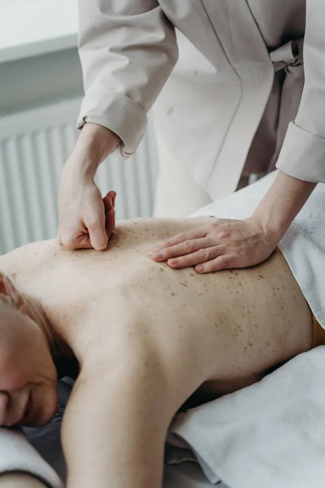 Combat Delhi’s fast-paced life. Our massage therapy targets daily mental pressure, chronic back pain, and low energy levels for a complete recharge.
