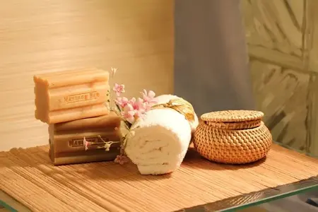Aromatherapy massage in Nainital using premium essential oils for a peaceful and refreshing wellness experience.