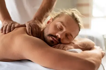 Male therapist performing deep tissue male massage therapy for muscle relief in Saket Delhi.