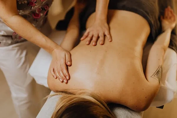 Professional male therapist setting up a personalized home massage session in Delhi.